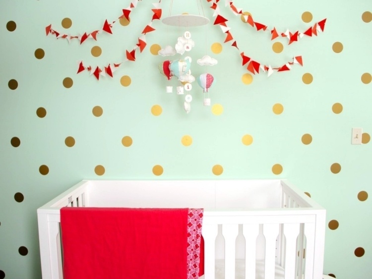 parede-cor-hortelã-verde-bebê-quarto-bebê-cama-parede-decoração-pontos-móvel-vermelho-cobertor-branco-ouro