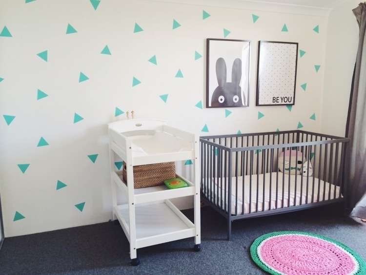 parede-cor-hortelã-verde-parede-design-triângulo-branco-cama-bebê-fotos-coelho-tapete-redondo