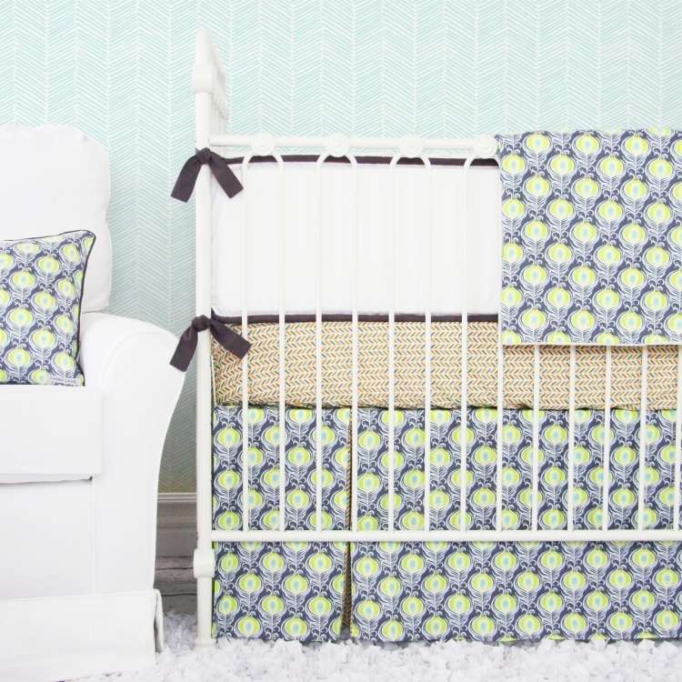 parede-cor-hortelã-verde-berço-roupa de cama-branco-padrão-poltrona-papel de parede-carpete