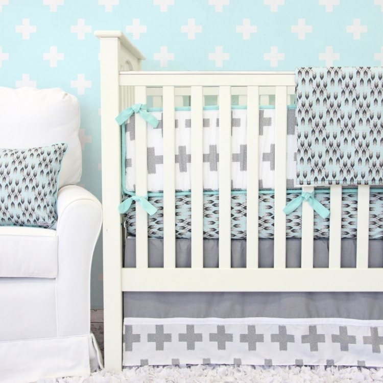 wall-color-mint-green-baby-bed-baby-room-set-bed-linho-pattern - branco-cinza-poltrona