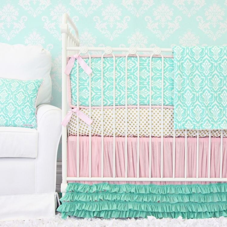 parede cor-hortelã-verde-berço-poltrona-estofamento-roupa de cama-padrão-tecido-cor-rosa-pontos