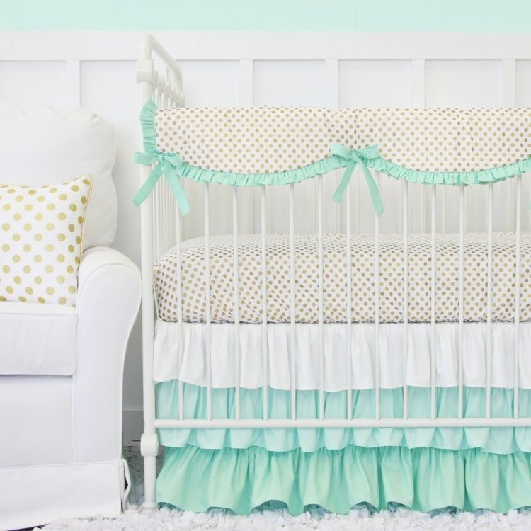 parede cor-verde-menta-cama de bebê-poltrona-roupa de cama-tecido-padrão-cor-branco-cinza-pontos