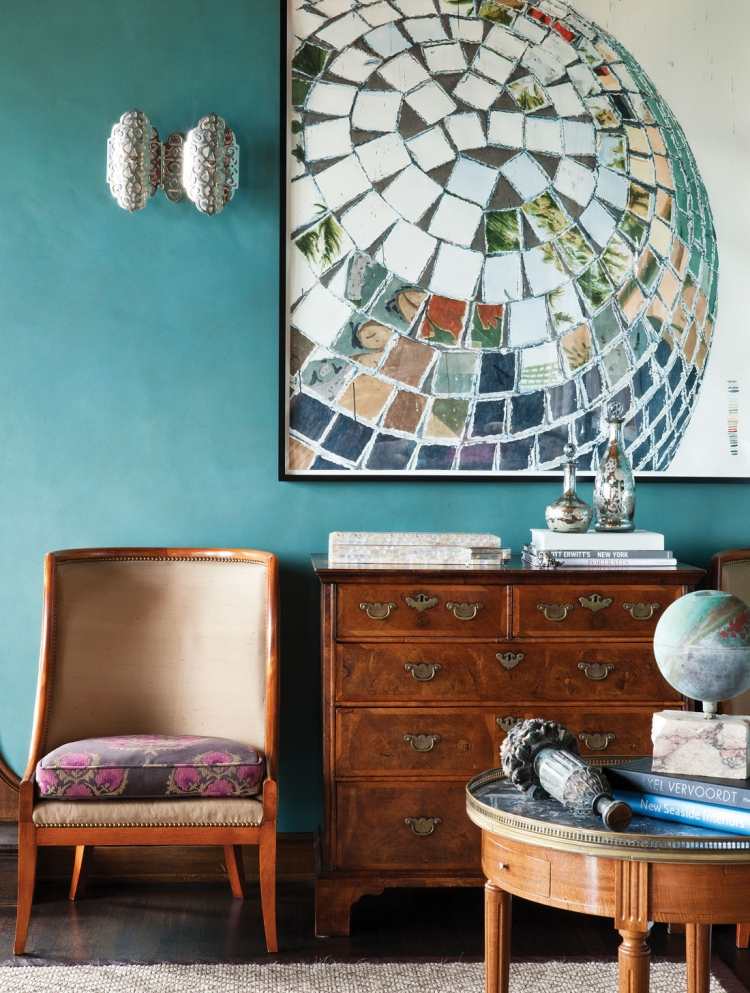 parede-cor-turquesa-área de estar-prata-madeira-cômoda-antiguidade-cadeira estofada-mesa lateral deco