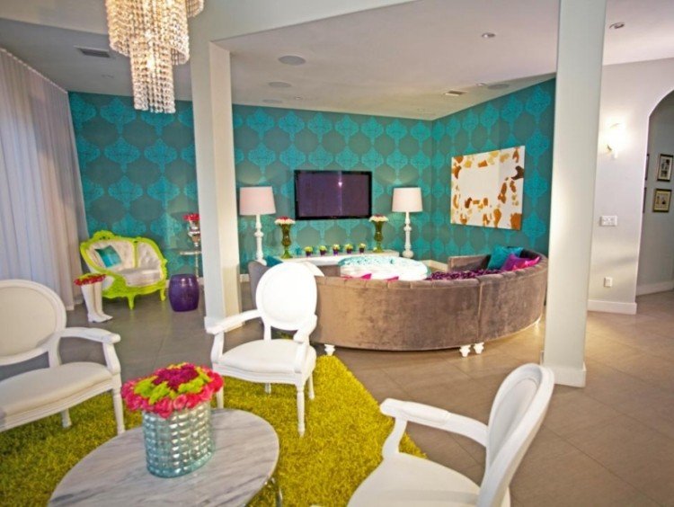 Cor da parede turquesa - área de estar - padrão - sofá redondo - branco - cadeiras estofadas - lustre de cristal