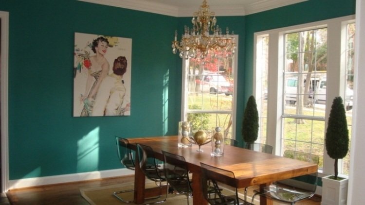 Cor da parede turquesa - área de estar-exxzimmer-mesa-cadeira-cantilever-lustre-cristal-janela-imagem
