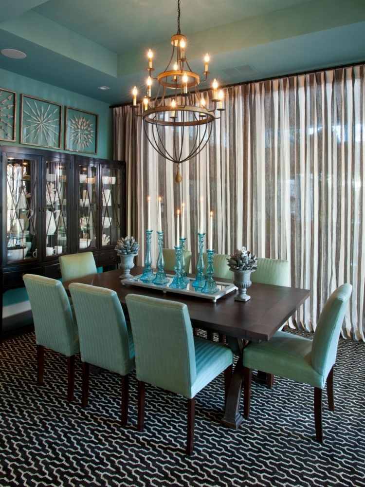Cor da parede turquesa - área de estar - sala de jantar - mesa - cadeiras estofadas - tapete - padrão - cortinas - lustre
