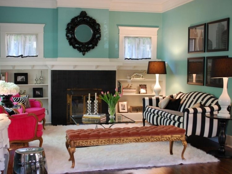 parede cor-teurkis-área de estar-sofá-listras-preto-branco-poltrona-barroco-veludo-banco estofado