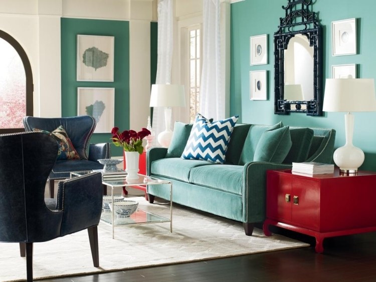 parede cor-teurkis-área de estar-sofá-poltrona-samcouchtable-vidro-carpete-branco