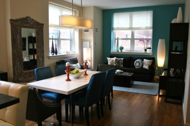 parede cor-turquesa-área de estar-sofá-mesa de jantar-cadeiras estofadas-abajur-janela
