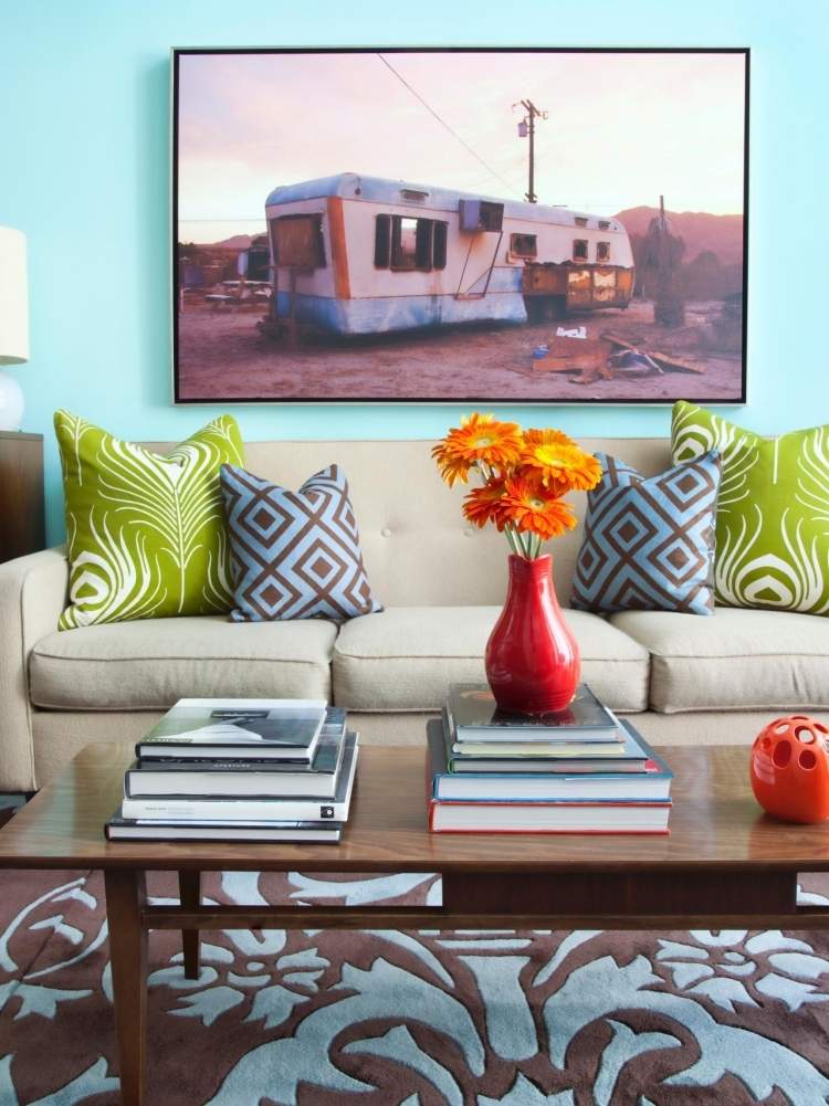 parede-cor-turquesa-área de estar-sofá-marrom-almofada-padrão-carpete-mesa de centro-madeira