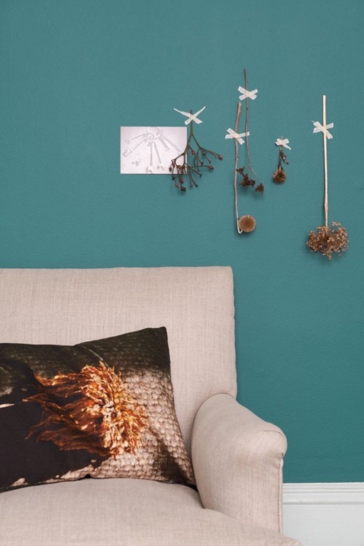 parede-pintura-turquesa-sala-área-sofá-linho-tecido-capa-travesseiro-impressão-parede-decoração-flores secas
