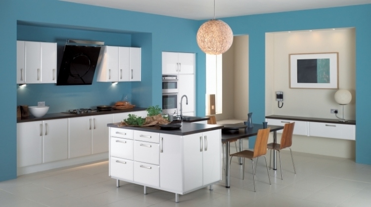 parede-cor-turquesa-cozinha-branco-armários-frentes-simples-mesa-de-jantar-cadeiras