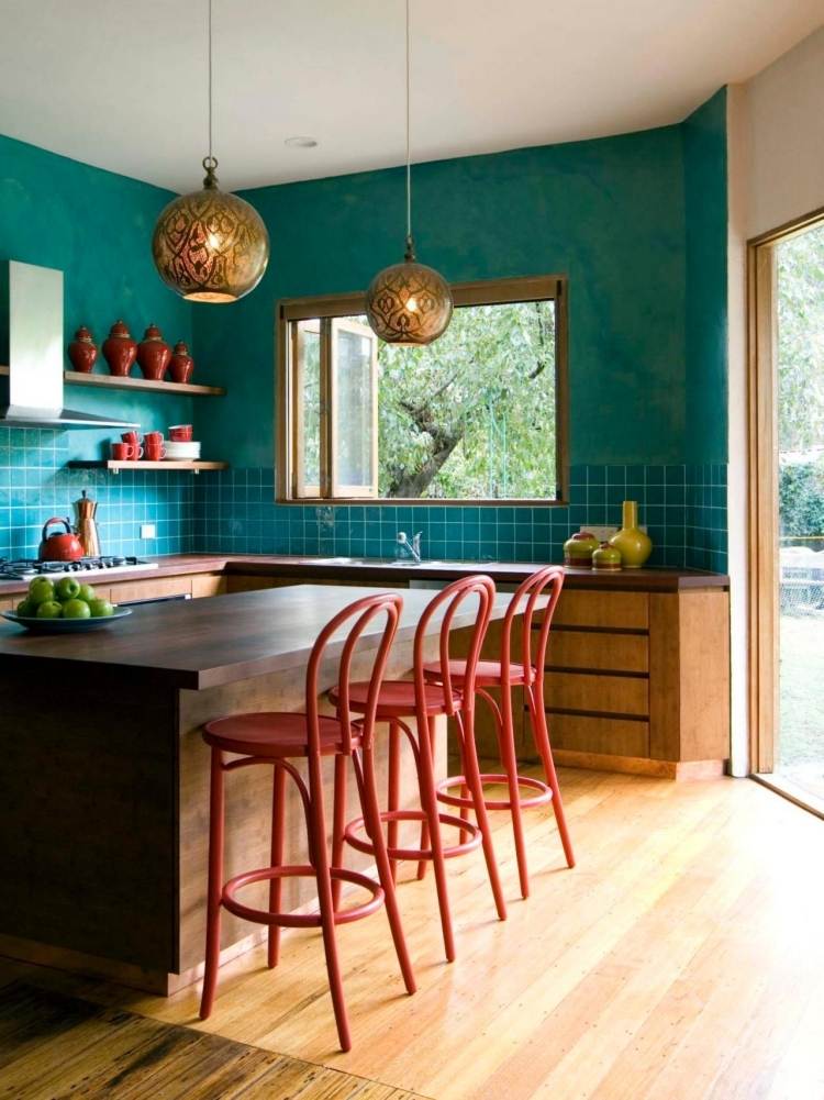 cor de parede-turquesa-cozinha-banquinho-balcão de cozinha-luzes suspensas-azulejos de bola