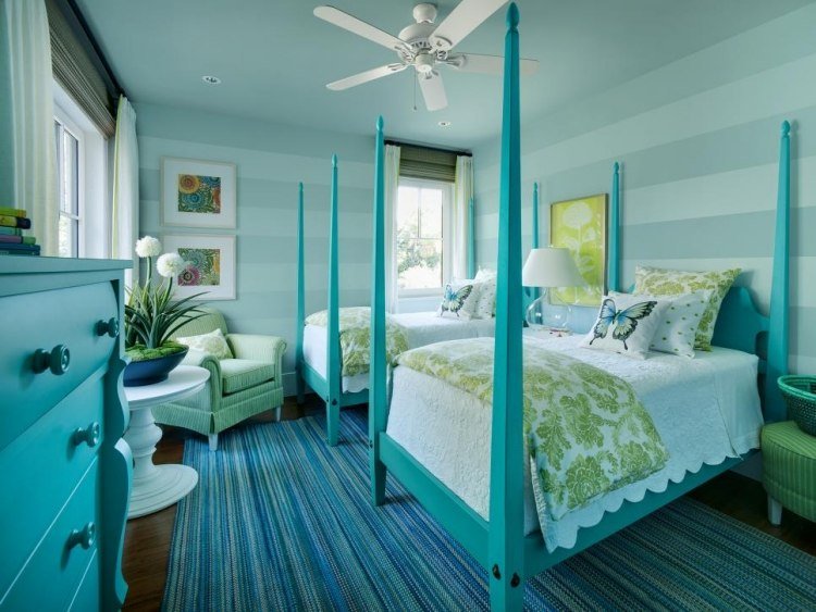 parede cor-turquesa-quarto-carpete-cômoda-cama-antigo-ventilador-poltrona-colcha