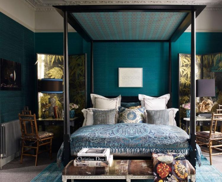 parede-pintura-turquesa-quarto-padrão-ornamentos-banco-cama de dossel-mesas de cabeceira-carpete