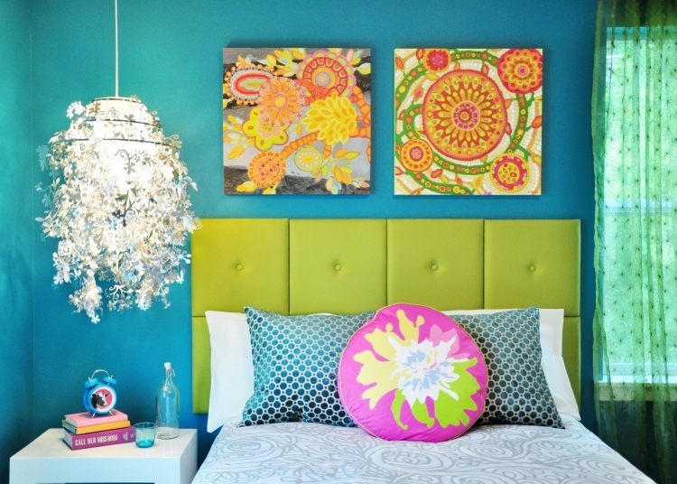 parede-turquesa-quarto-pendurado-abajur-flor-travesseiros-cama-padrão-capas-cabeceira-verde-estofamento-fotos-colorido