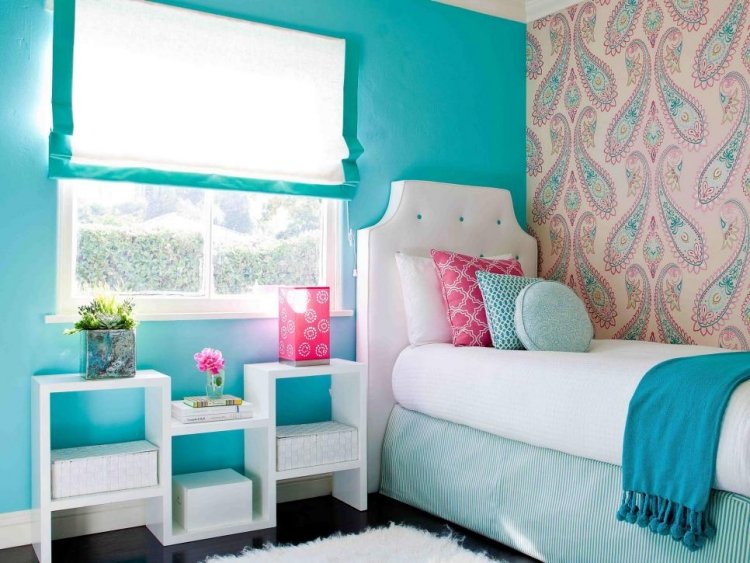 parede-cor-turquesa-quarto-cama de solteiro-Kompteil-estofamento-padrão-paisely-papel de parede-branco
