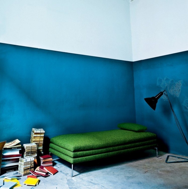 parede-cor-turquesa-quarto-cama de solteiro-verde-teto-alto-livros-antiguidade