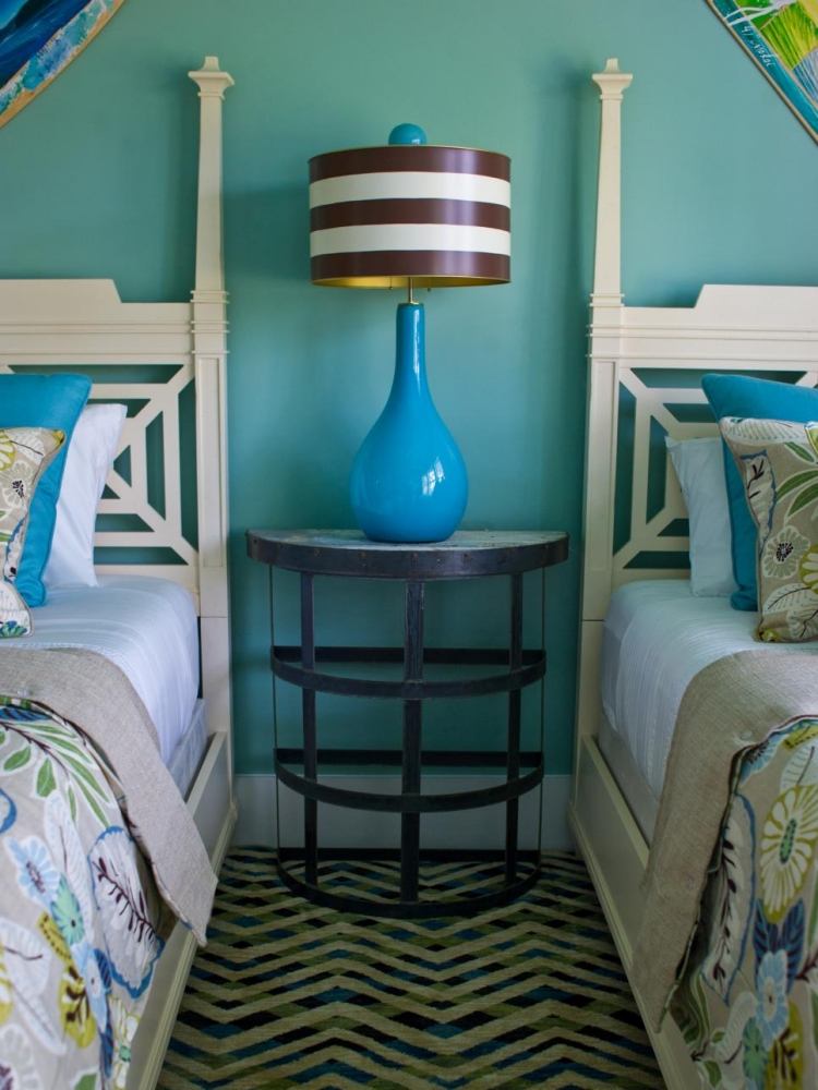 parede-cor-turquesa-quarto-camas-mesa de cabeceira-floral-padrão-travesseiros