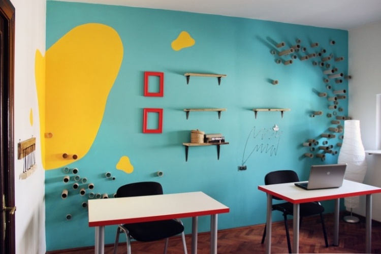 parede-cor-turquesa-quarto infantil-parede-design-escrivaninhas-cadeiras-parede-decoração-amarelo