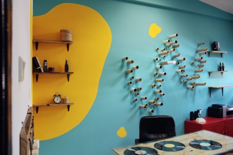 pintura de parede-turquesa-quarto infantil-mesa-decoração de parede-disco de música