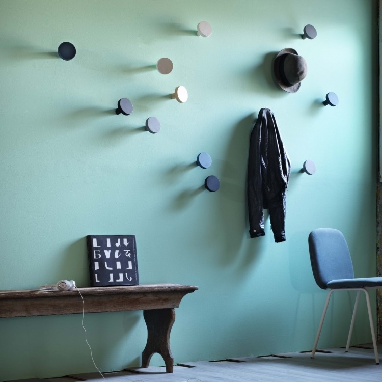 parede cor-turquesa-corredor-guarda-roupa-parede gancho-banco-cadeira-design simples