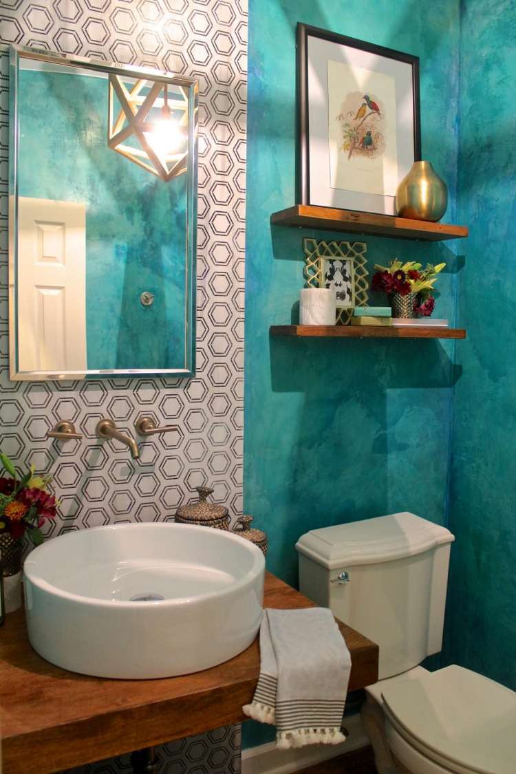parede-turquesa-banheiro-penteadeira-madeira-pia-branco-redondo-padrão-papel de parede-espelho
