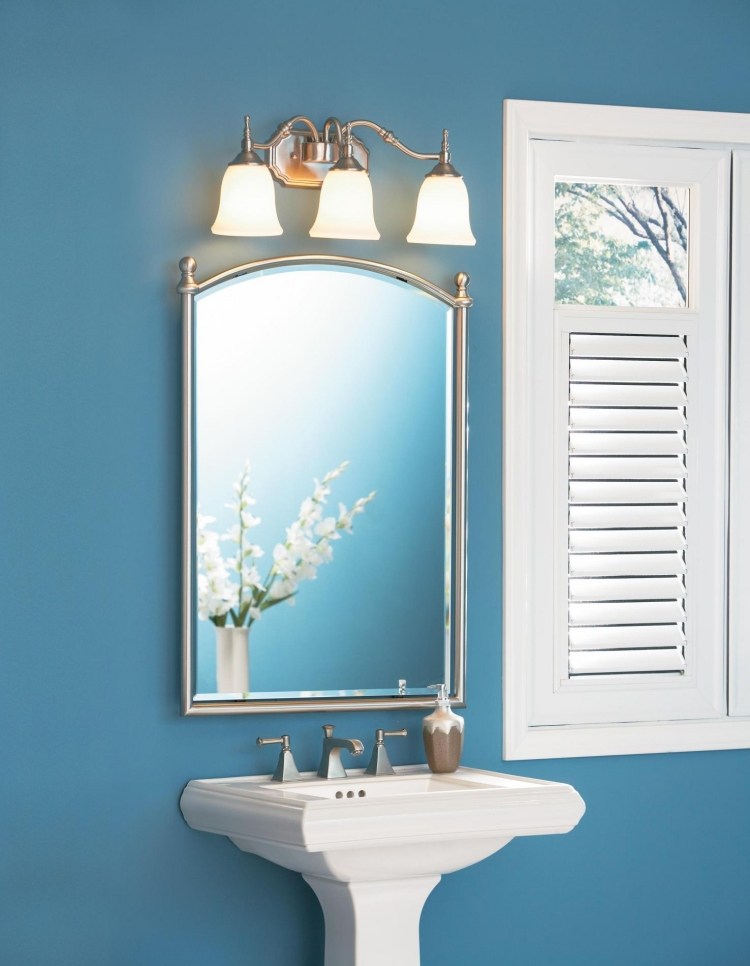 parede-turquesa-banheiro-retro-pia-encaixe-espelho-luz-persianas-branco