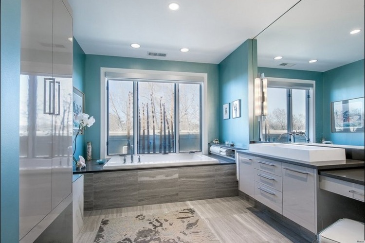 parede-cor-turquesa-banheiro-cinza-branco-alto brilho espelho-parede-banheira-janela grande