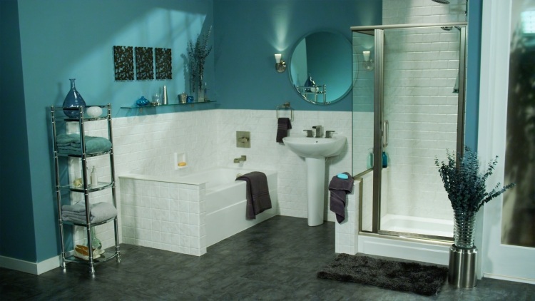 parede-cor-turquesa-banheiro-azulejos-branco-piso-cinza-banheira-banheira-chuveiro-espelho-redondo-deco