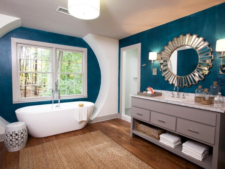 parede cor-turquesa-banheiro-banheira-branco-piso de madeira-penteadeira-cinza-penteadeira-mármore-espelho-decoração redonda