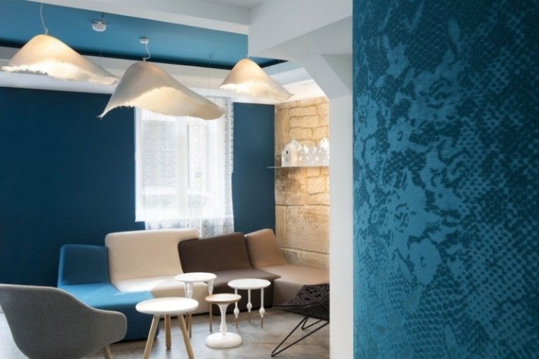 Cor da parede turquesa - área de estar-sofá-módulo-banquinho-luzes brancas-orgânico-moderno