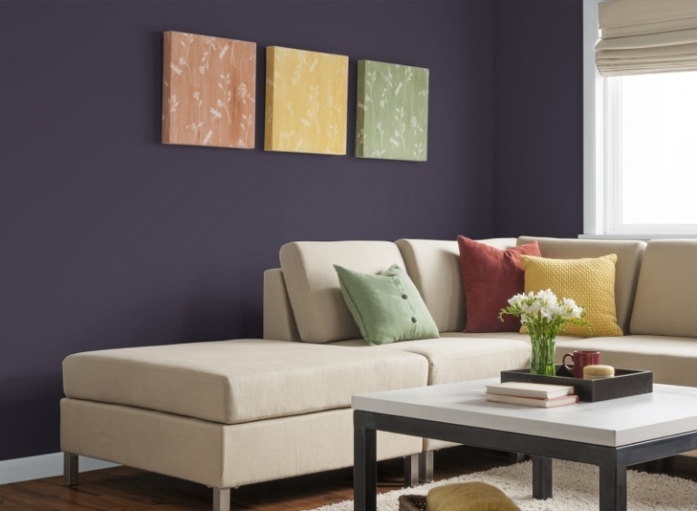 Cores da parede-sala de estar-púrpura-tulipa-sofá estofado em creme