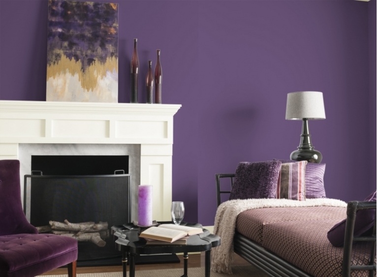 Cores da parede para a lareira roxa-branca-clássica da sala de estar