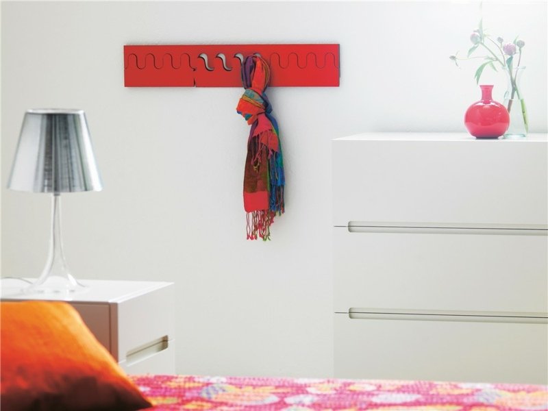 Cabide montado na parede-design-red-hook rail-plank-colorful-design