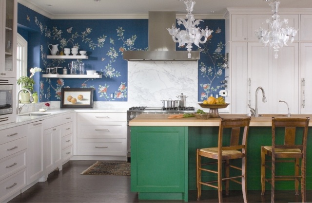 ideias para embelezar-cozinha-papel de parede-padrão-floral-fundo azul