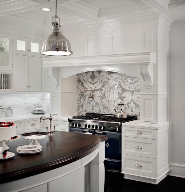 equipamento-cozinha-tradicional-parede-posterior-com-papel-parede-colagem-cinza-branco-estampado