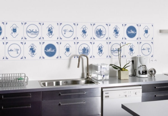 Cozinha-fundo-parede-design-com-papel de parede-branco-azul-padrão-tendências