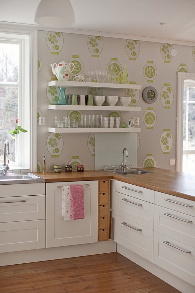 cinza-padrão-papel de parede com-motivos-verdes-parede-design-ideias-cozinha