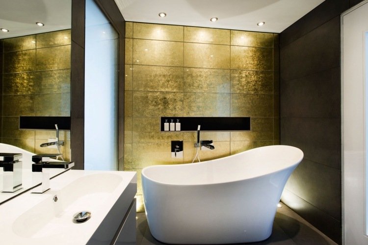 Design de parede com cores ouro-luxo-banheiro-preto-branco-banheira independente