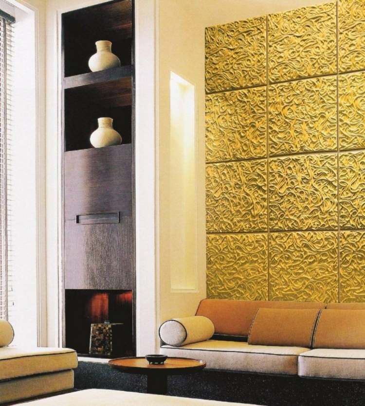 parede-design-cor-ouro-módulos-azulejos-estrutura-relevo-sofá
