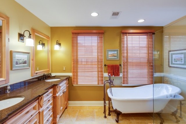 Ouro-decoração-interior-banheiro-paredes-banheira-autônomo-persianas vermelhas