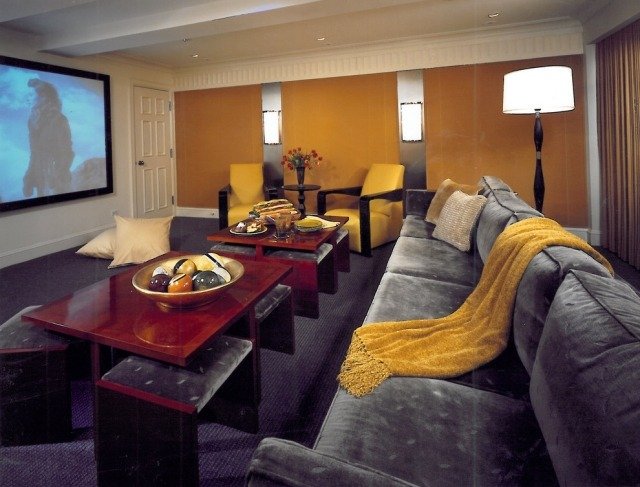 sala de estar-casa-cinema-móveis-conjunto de sofás-confortável-paredes-nobre-pintado de ouro