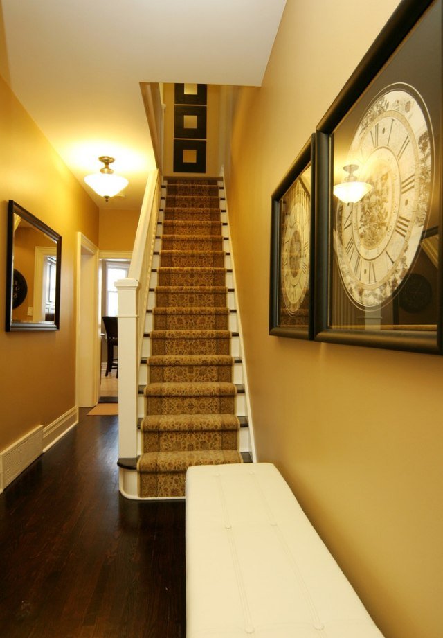Cor da parede-ouro-conforto-escada interior-parede-arte-elegante-iluminada