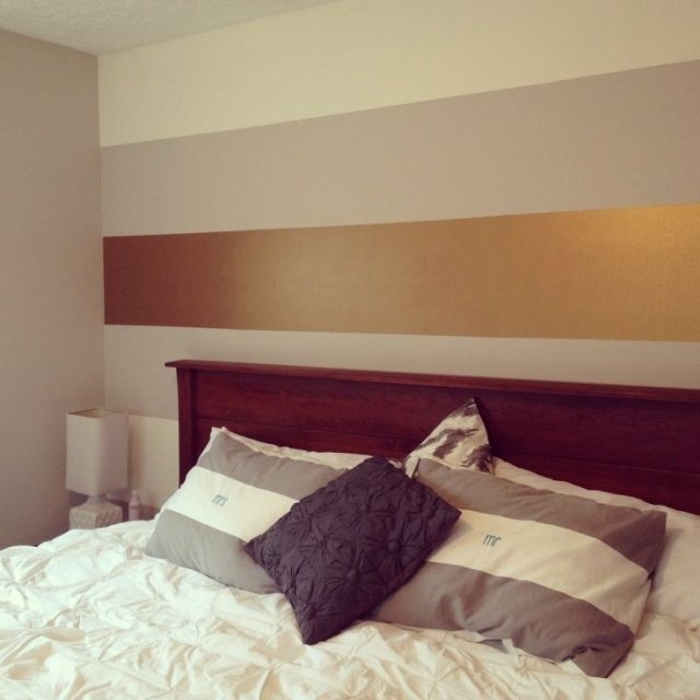 luxuoso-quarto-parede-listras-ouro-cor-cintilante-parede-design