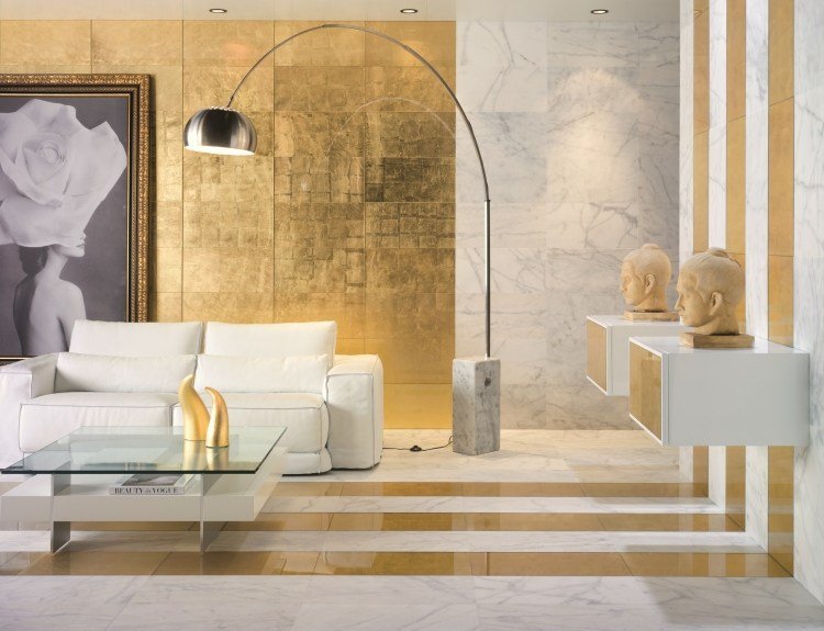 Projeto de parede com cores ideias-ouro-mármore-sofá-branco-lâmpada-arco