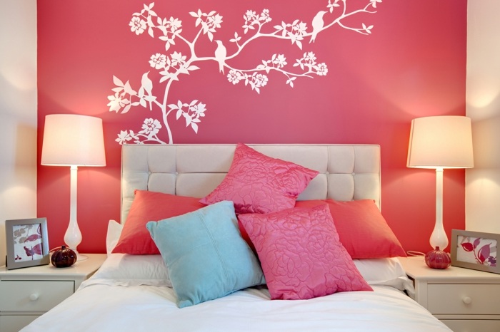 plantas-parede-rosa-com-motivos-brancos