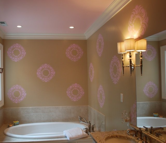 parede-padrão-banheiro-floral-damasco-rosa-bege