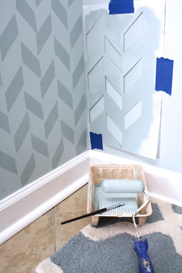 parede-padrão-estêncil-pintura-azul-nuances