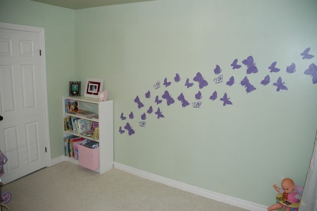 berçário-menina-parede-decoração-parede-padrão-borboletas